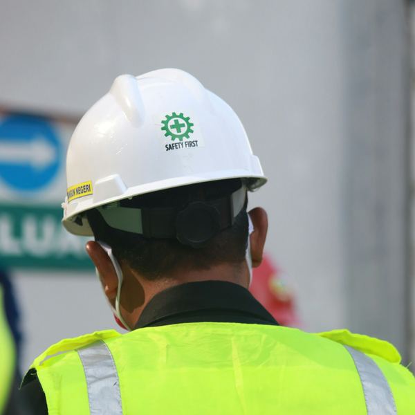 Trabalhador com equipamento de proteção individual