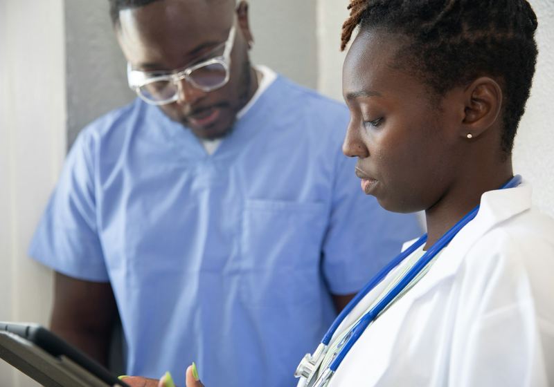 Médico do trabalho realizando exame ocupacional